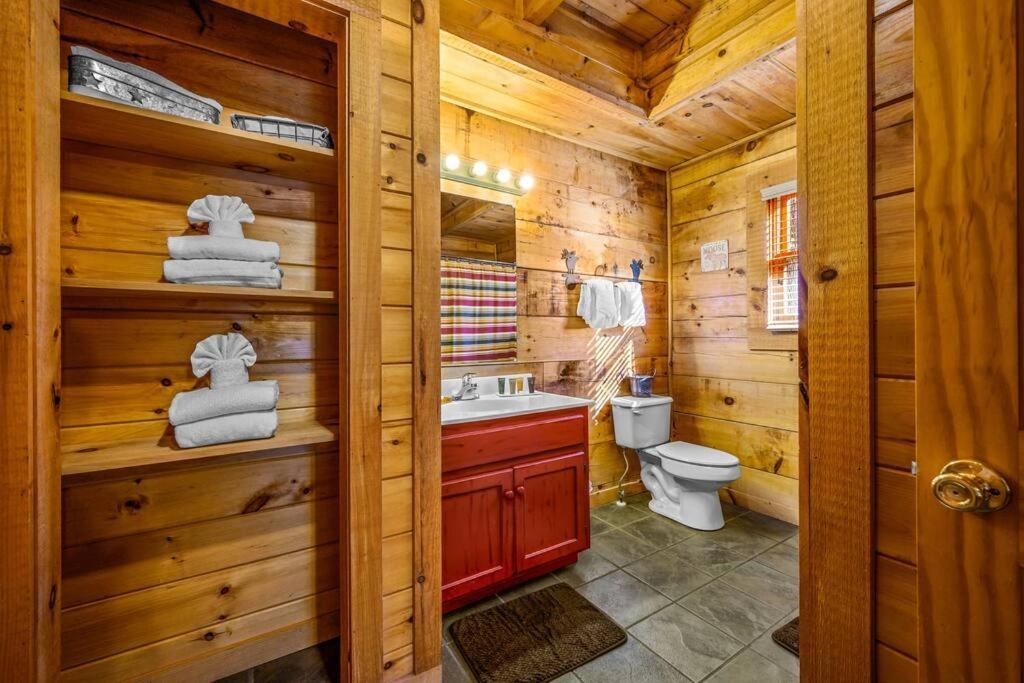 Charming Cabin W/ Hot Tub, Game Room, Top Location Pigeon Forge Exterior photo