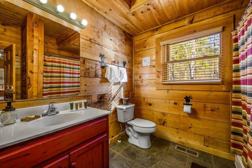 Charming Cabin W/ Hot Tub, Game Room, Top Location Pigeon Forge Exterior photo